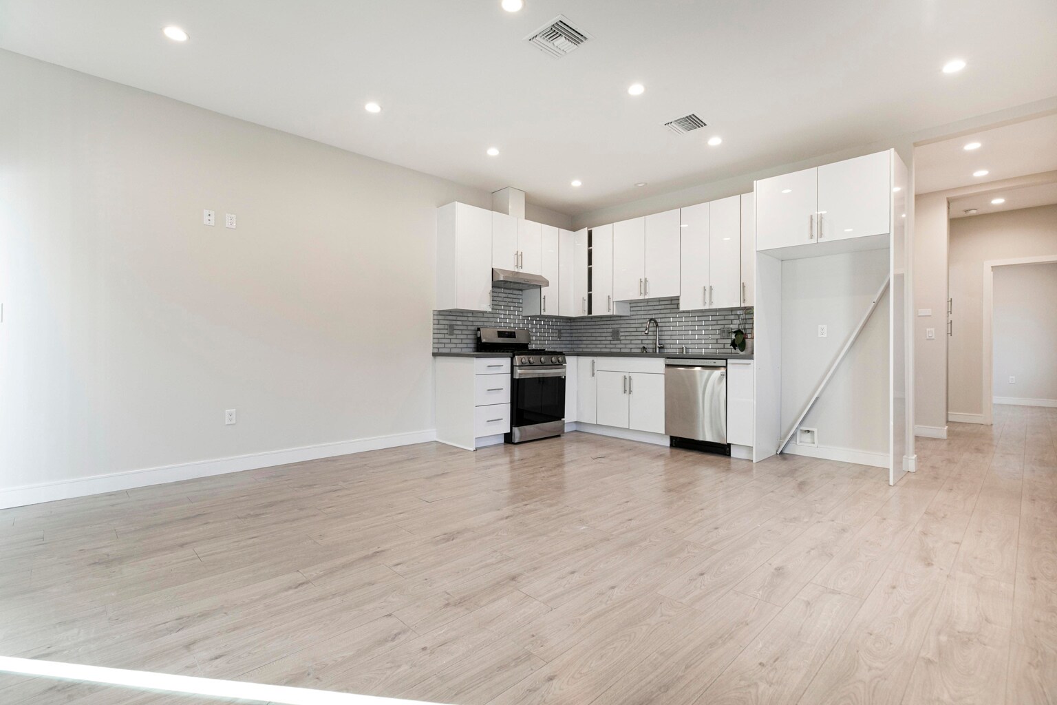 Building Photo - 9156 Morehart Ave