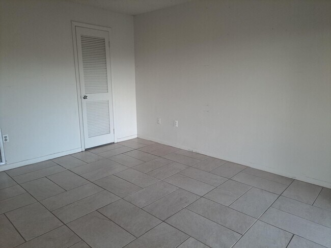 Building Photo - 2050 Oleander Blvd