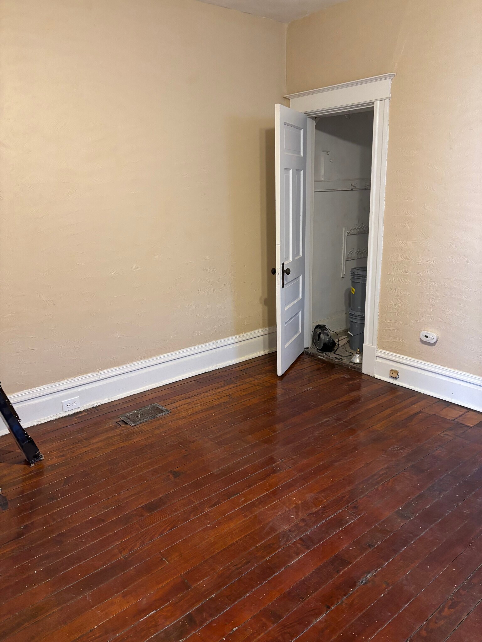 main level middle room (living or family space) - 3844 Lee Ave