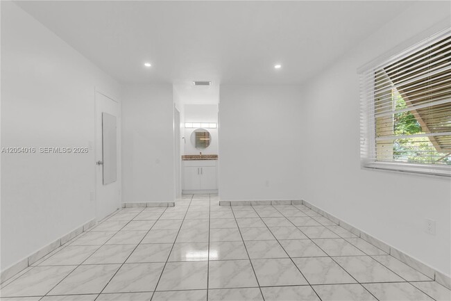 Building Photo - 9354 SW 77th Ave
