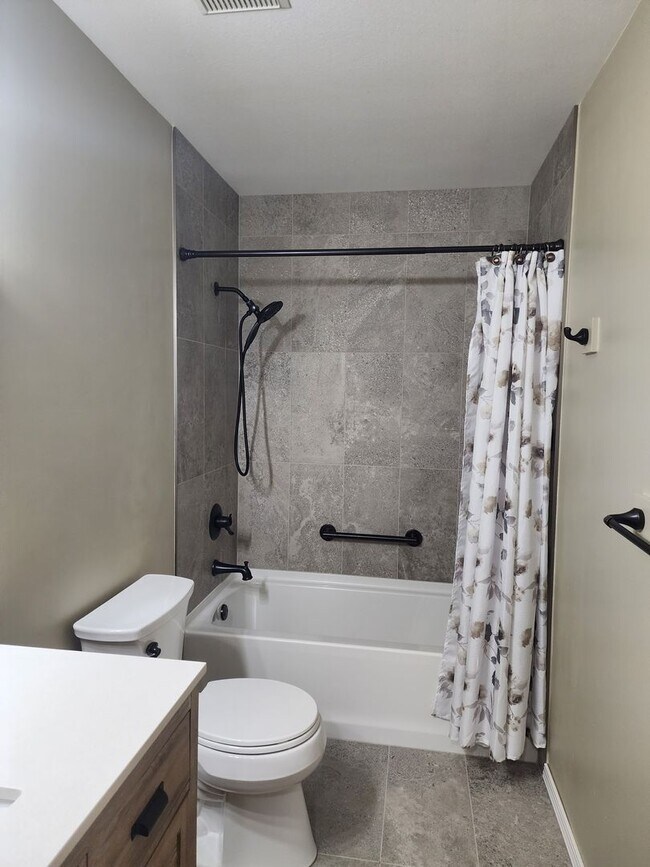 Building Photo - Nice Townhouse Close to Gage