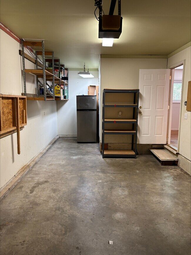 Building Photo - 520 N Hale St