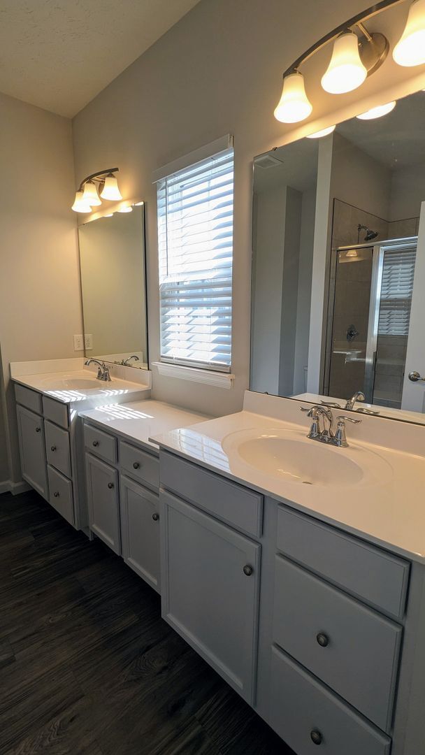 Building Photo - Luxury Townhome