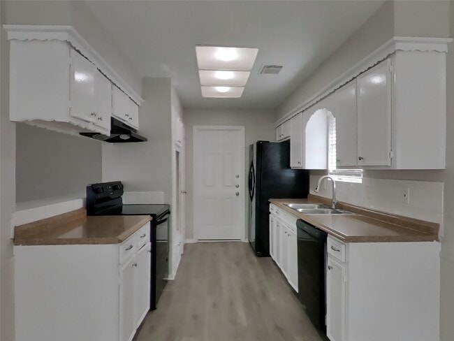 Building Photo - 16311 Green Shade Dr