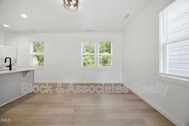 Building Photo - 2815-103 Wilcox Place