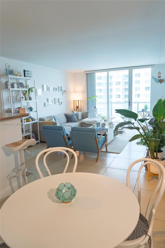 Building Photo - 1155 Brickell Bay Dr