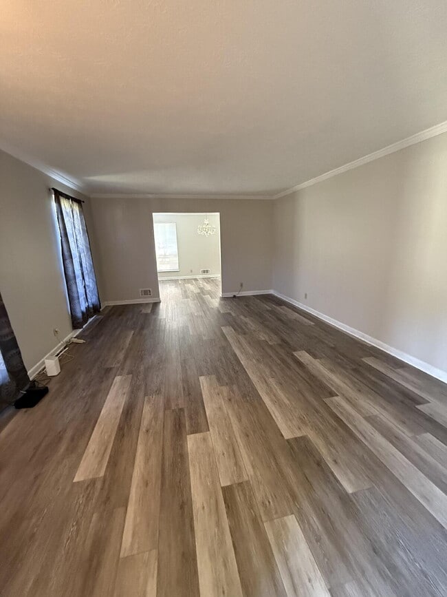 Building Photo - "Charming 3-Bedroom Retreat with 2 Full Ba...