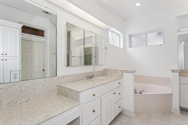 Building Photo - 5930 Hermitage Dr