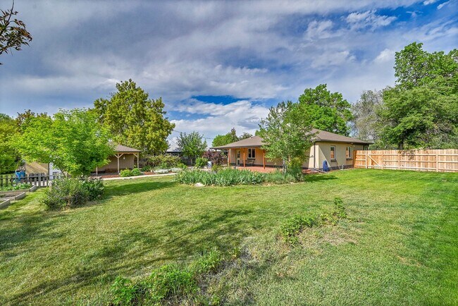 Building Photo - 3 bedroon 1.5 bath home with amazing yard ...
