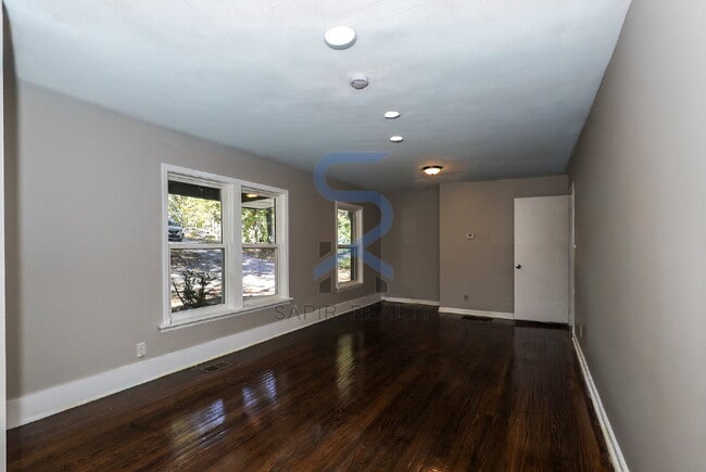 Building Photo - 5425 Skyview Dr SW