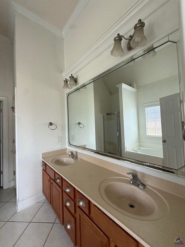 Building Photo - 136 Roseine Dr