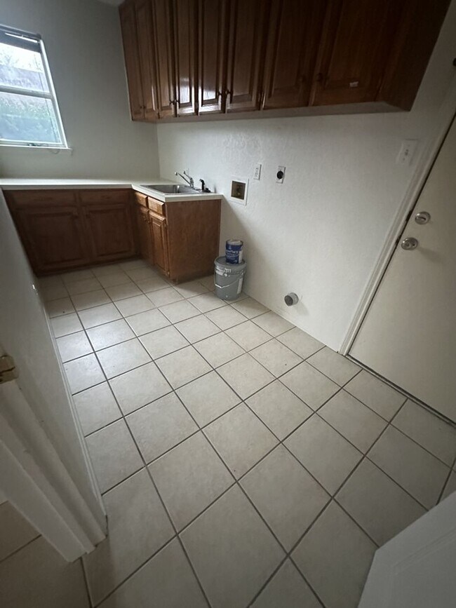 Building Photo - AVAILABLE NOW!!