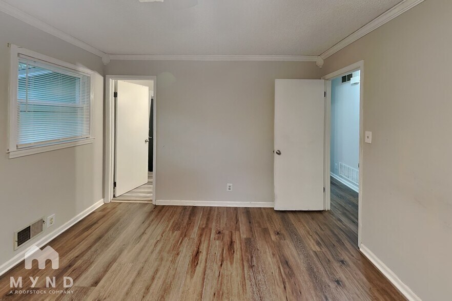 Building Photo - 2559 Park Dr