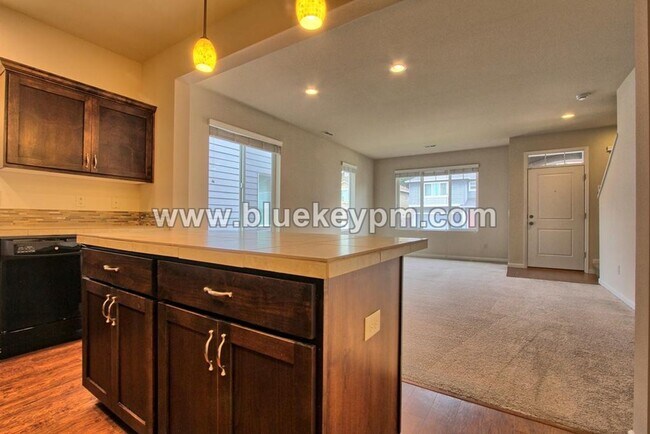 Building Photo - 3 Bed, 2.5 Bath Townhome with Upstairs Office or Tech Room