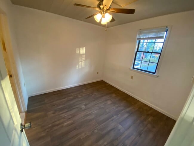 Building Photo - Chestnut Grove Village 11