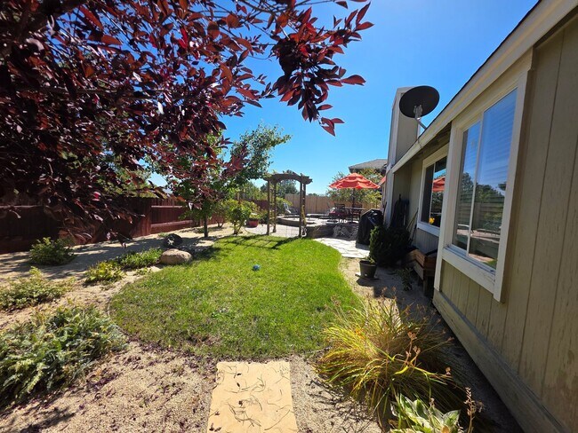 Building Photo - Northwest 4 bedroom, 2 bath with AMAZING Views