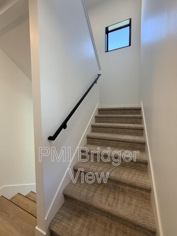 Building Photo - 315 W Peach St