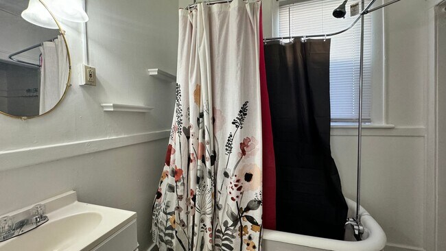 Building Photo - 612-614 Pettibone NW