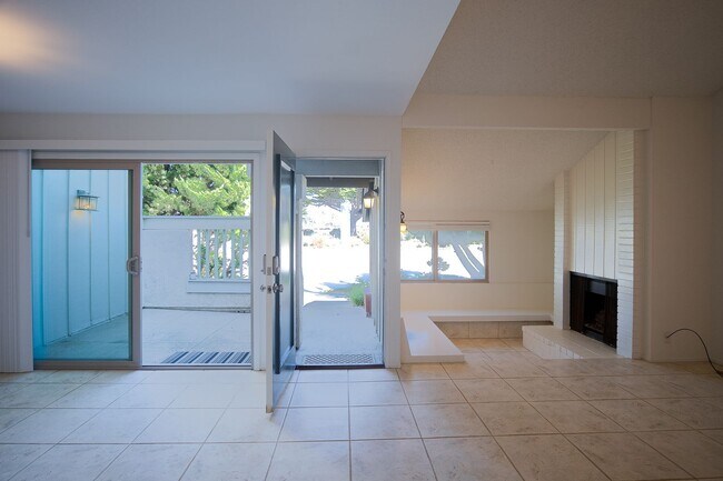 Building Photo - Harborwalk Marina Villa | 3 Bed, 2.5 Bath | Channel Islands Harbor | Beach Close