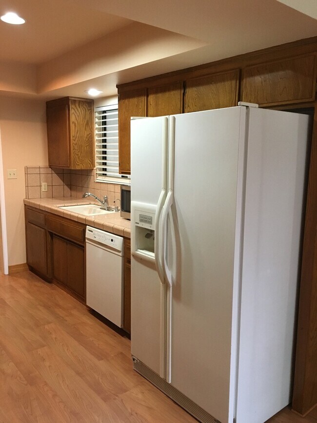 Building Photo - POOL!  Nice 3+2.5 Southwest Bakersfield - Laurelglen Area