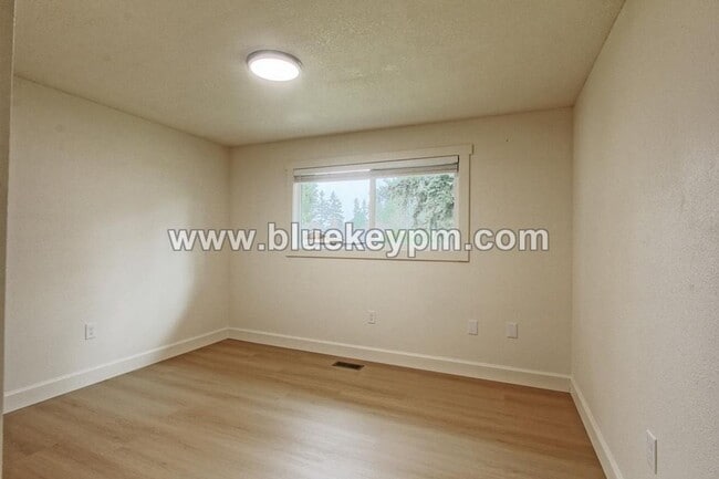 Building Photo - Newly Remodeled 5 Bed, 2 Bath Home with RV/Boat Parking in Oregon City