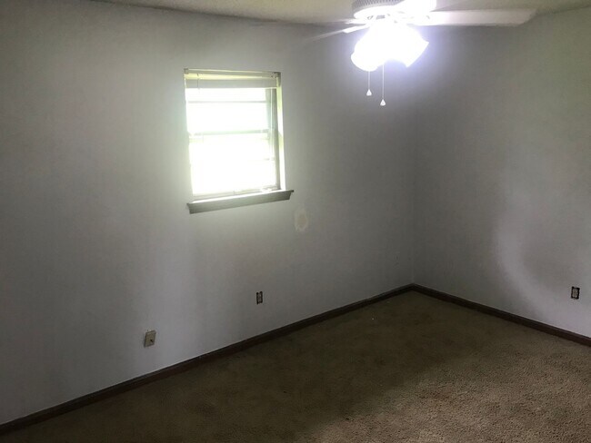 Building Photo - 702-704 Pear Tree Circle