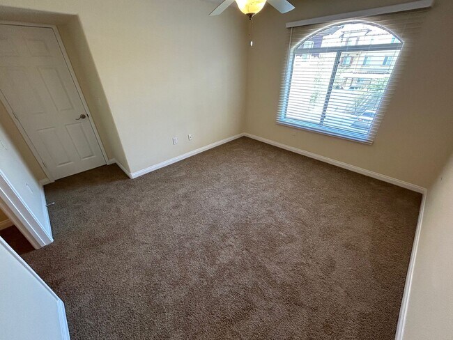 Building Photo - 2 BEDROOM / 2 FULL BATHROOMS LOCATES ON JO...