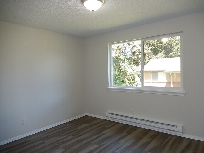 Building Photo - Federal way Duplex - 2 bedroom 1 bathroom ...