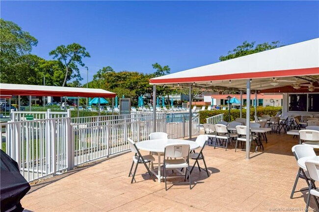 Building Photo - 2600 SE Ocean Blvd