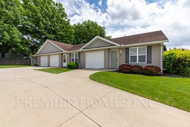 Building Photo - 92-92 Meadow Wood Dr