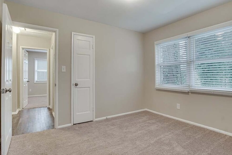 Building Photo - 3402 Longleaf Dr