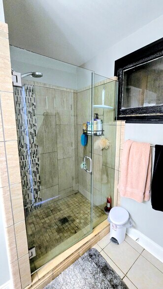 Full Bathroom, Off Dining Area - 806 Main St