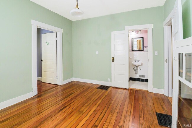 Building Photo - 720 S Park Ave