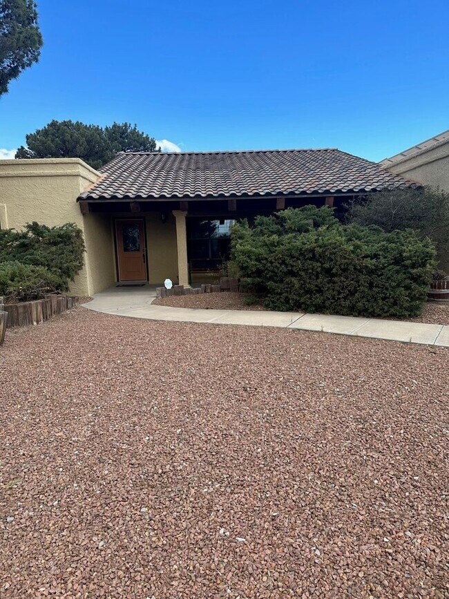 Building Photo - Beautiful 3 Bedroom, 3 Bathroom, Available...