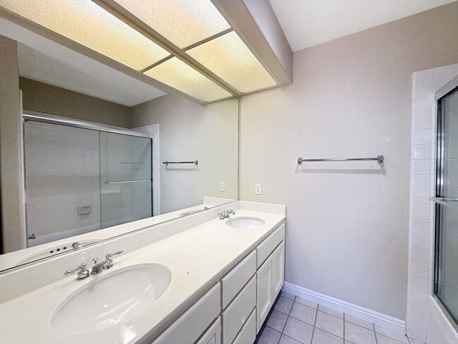 Building Photo - Beautiful 3B/2.5BA Home in Sorrento Valley...