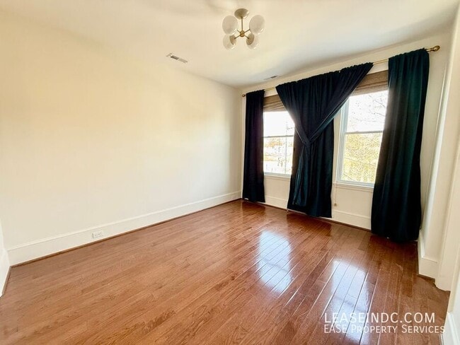 Building Photo - 159 V St NE