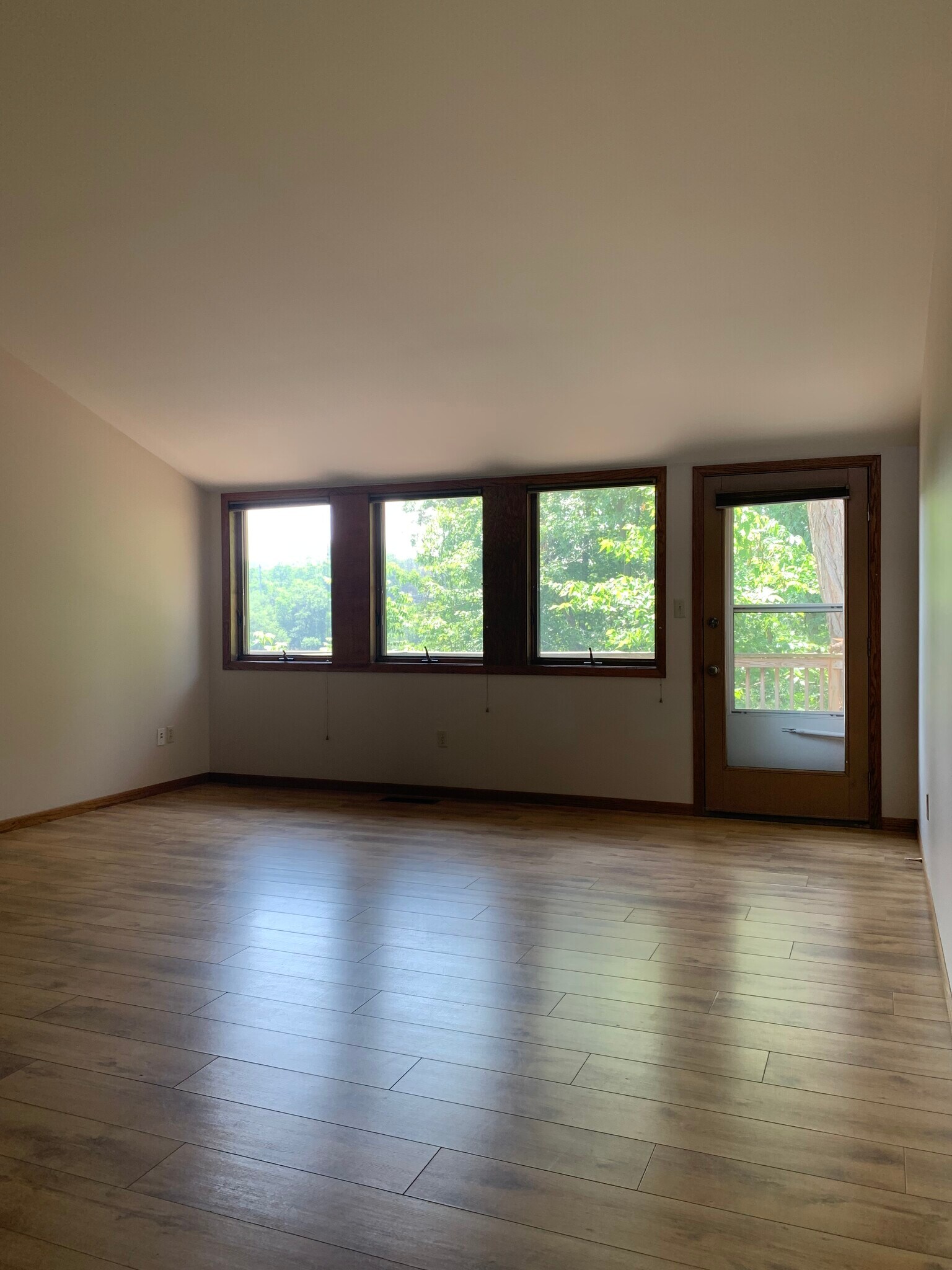 Building Photo - 317 River St