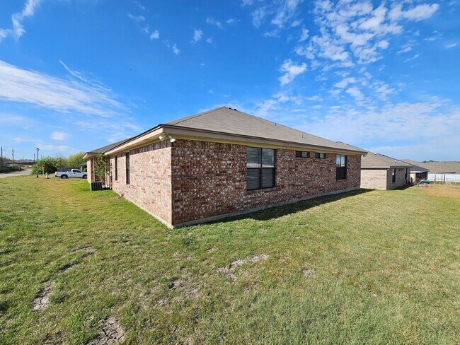 Building Photo - AVAILABLE NOW!