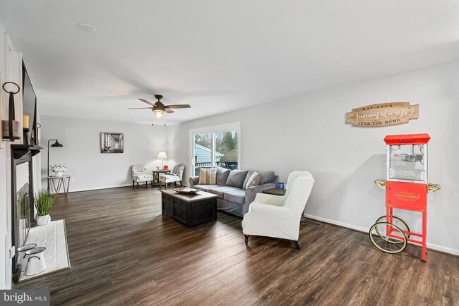 Building Photo - 731 W Country Club Dr