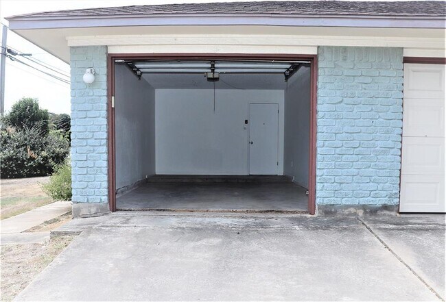 Building Photo - 1214 Leander Rd