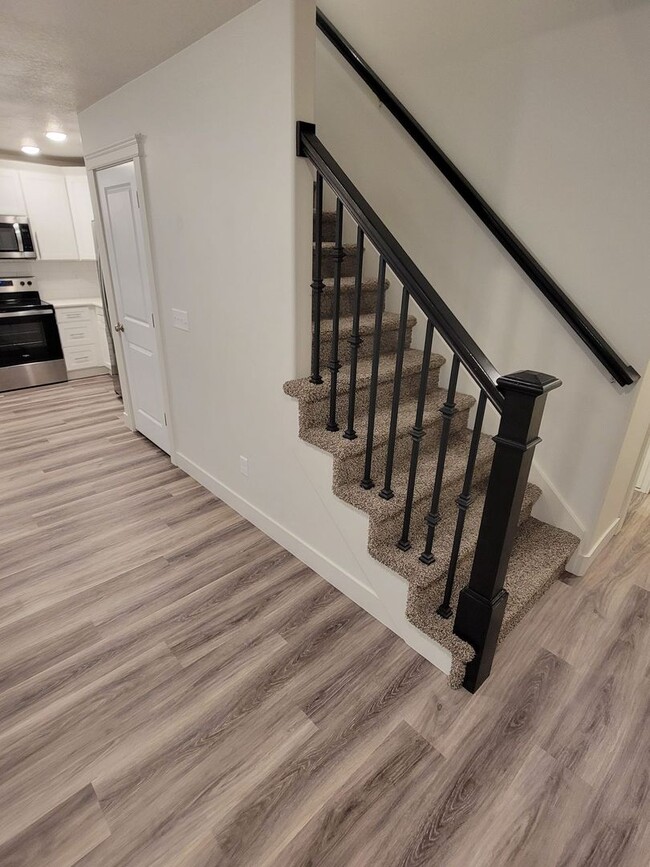 Building Photo - 2 Weeks Free Rent in May! West Haven 3 bed...