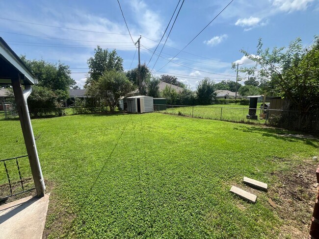Building Photo - Midtown bungalow, beautiful hard wood floors, lots of natural light.