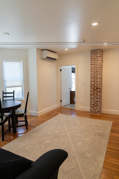 Living Main Bed - 9 Tyler St