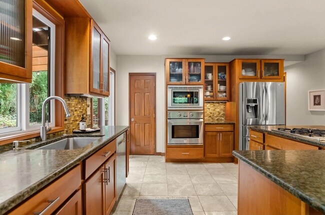 Building Photo - Stunning Portland Home with Open Floor Plan, Gourmet Kitchen, and Spa-Like Bathroom!