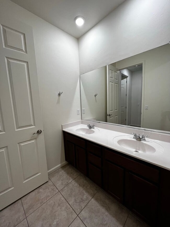 Building Photo - 4 Bedroom Home with 3-Car Garage in Gladde...