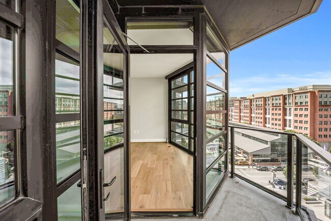 Building Photo - 6 Minute Walk to the Metro! 25 Minute Walk...