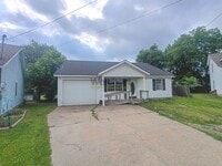 Building Photo - 3bed/2bath house with fenced backyard