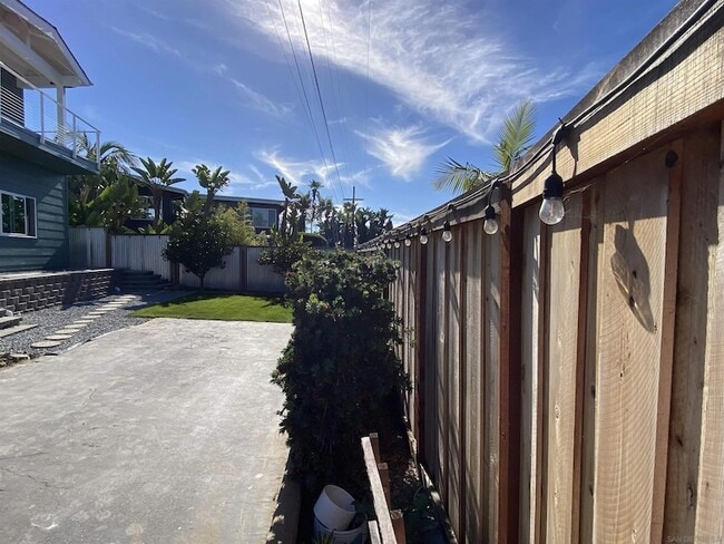 Building Photo - 1305 Blue Sky Dr