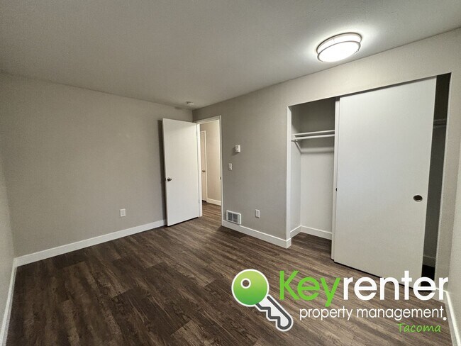 Building Photo - 7920-7922-7922 37th St Ct W