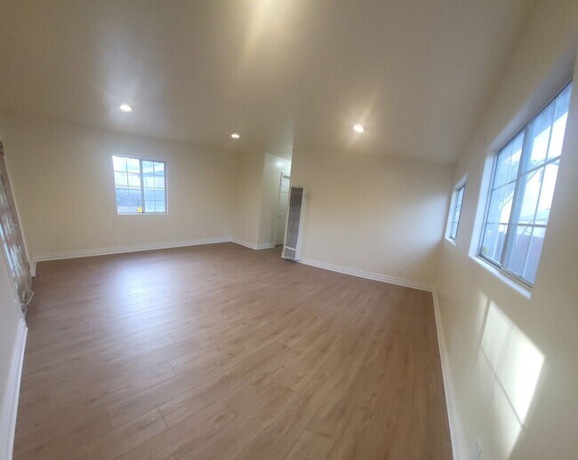 Building Photo - Large home on private cul-de-sac